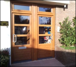 entree deuren bedrijfspand met massieve onderdorpel. Kleur Golden Oak met houtnerf