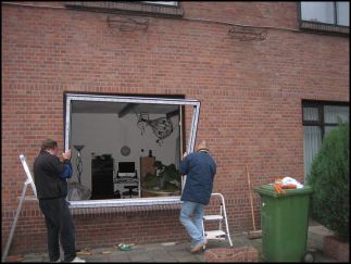 Kozijn met vast glas plaatsen in stelkozijn