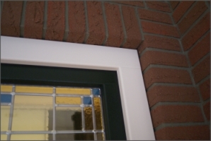 Bovenlicht detail van imitatie verhuisraam met glas in lood