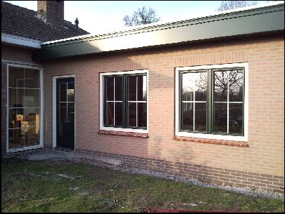 Aanbouw voorgevel met 1 deur en 2 stolpramen met roeden in glas Profiel S8000 met houtnerf