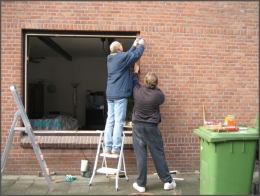 Stelkozijn maken waar kunststof kozijn in gemonteerd word.